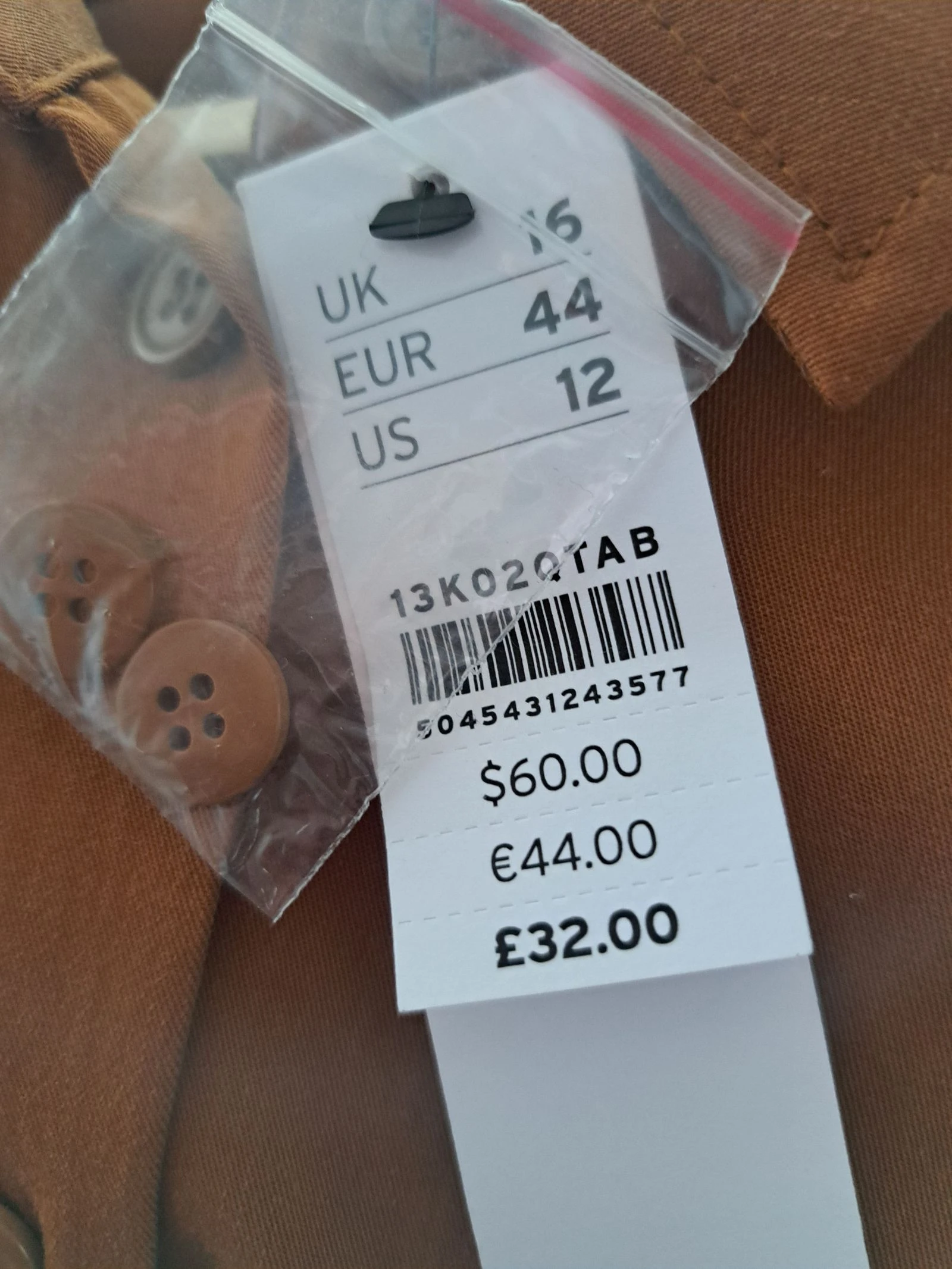 Blusa de mujer a estrenar con etiqueta de precio todavía puesta. – photo 3